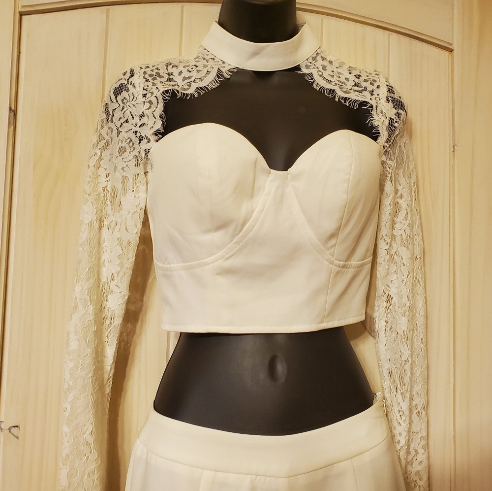 Small lace sleeve crop top outfit